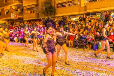 insanlar celebra için vinaros, sokaklarında kostümleri giyinme