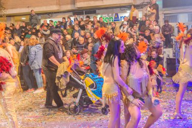 insanlar celebra için vinaros, sokaklarında kostümleri giyinme