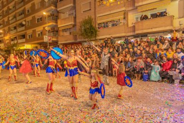 insanlar celebra için vinaros, sokaklarında kostümleri giyinme