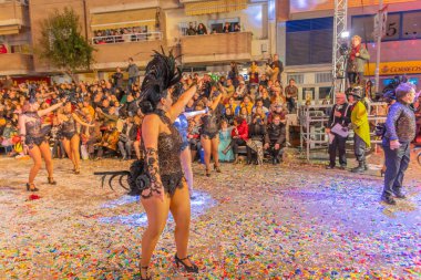 insanlar celebra için vinaros, sokaklarında kostümleri giyinme