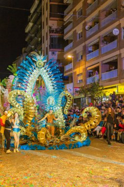insanlar celebra için vinaros, sokaklarında kostümleri giyinme