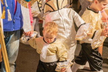 Karnaval kutlamak için insanlar vinaros, sokaklarında kostümleri giyinme