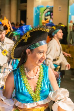 Karnaval kutlamak için insanlar vinaros, sokaklarında kostümleri giyinme