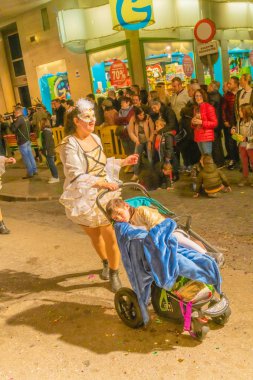 Karnaval kutlamak için insanlar vinaros, sokaklarında kostümleri giyinme