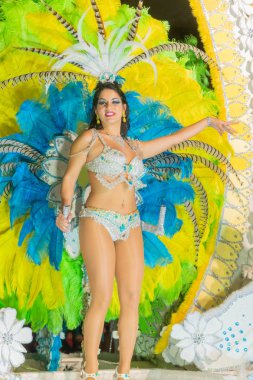 Karnaval kutlamak için insanlar vinaros, sokaklarında kostümleri giyinme