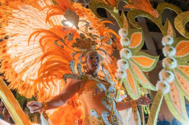 Karnaval kutlamak için insanlar vinaros, sokaklarında kostümleri giyinme