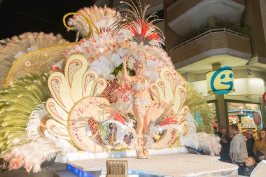 Karnaval kutlamak için insanlar vinaros, sokaklarında kostümleri giyinme