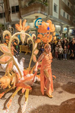 Karnaval kutlamak için insanlar vinaros, sokaklarında kostümleri giyinme