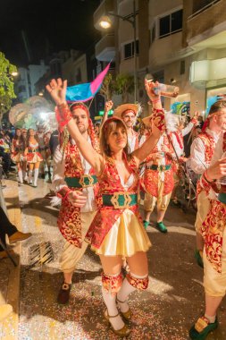 Karnaval kutlamak için insanlar vinaros, sokaklarında kostümleri giyinme