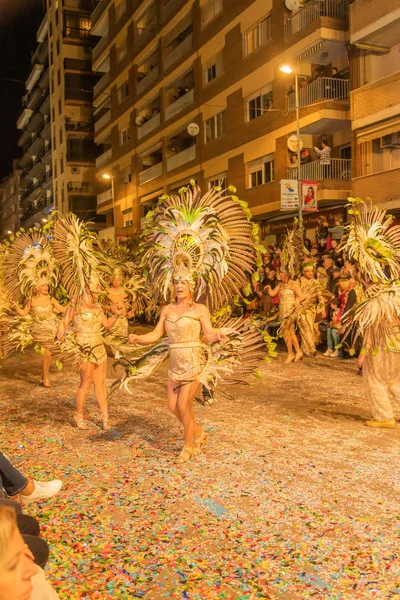 Les gens habillés en costumes dans les rues de vinaros pour célébrer — Photo