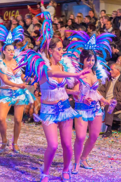 Pessoas vestindo trajes nas ruas de vinaros para celebra — Fotografia de Stock