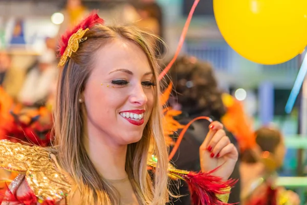 insanlar celebra için vinaros, sokaklarında kostümleri giyinme