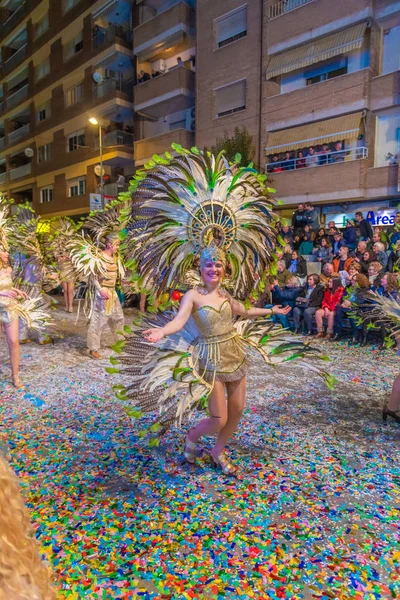 Les gens habillés en costumes dans les rues de vinaros pour célébrer — Photo