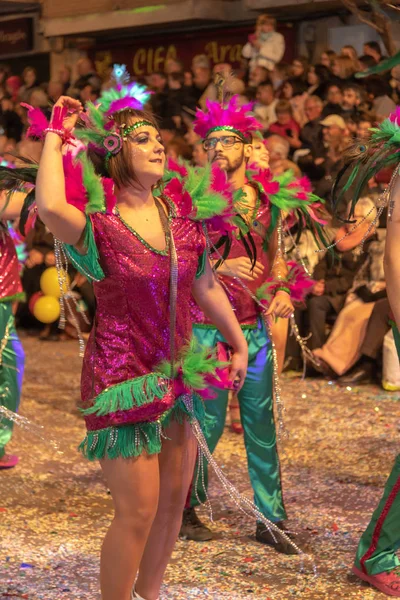 Mensen in kostuums in de straten van vinaros aan celebra dressing — Stockfoto