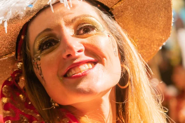 Karnaval kutlamak için insanlar vinaros, sokaklarında kostümleri giyinme