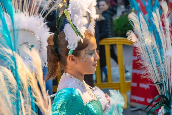 Les gens habillés en costumes dans les rues de vinaros pour célébrer le carnaval — Photo