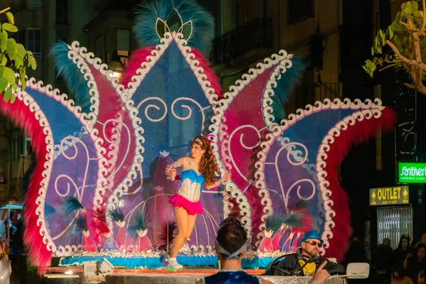 Pessoas vestindo trajes nas ruas de vinaros para celebrar o carnaval — Fotografia de Stock