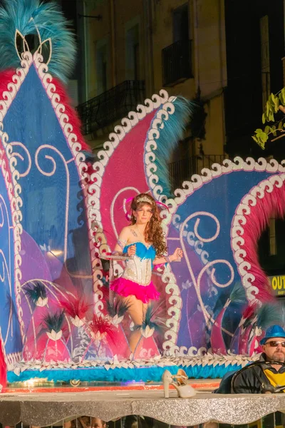 Pessoas vestindo trajes nas ruas de vinaros para celebrar o carnaval — Fotografia de Stock