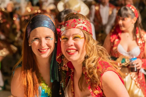 Mensen in kostuums in de straten van vinaros dressing om te vieren het carnaval — Stockfoto