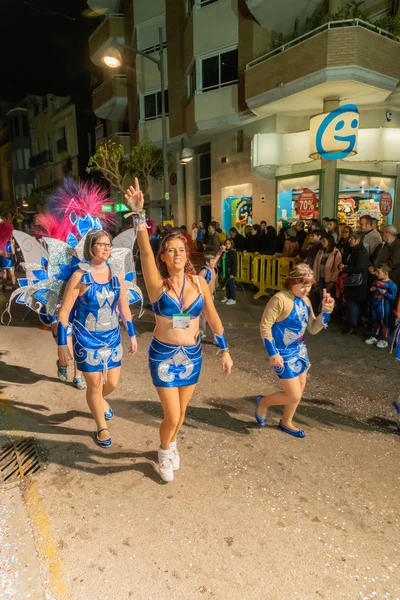 People dressing in costumes in the streets of vinaros to celebrate the carnival — Stock Photo, Image