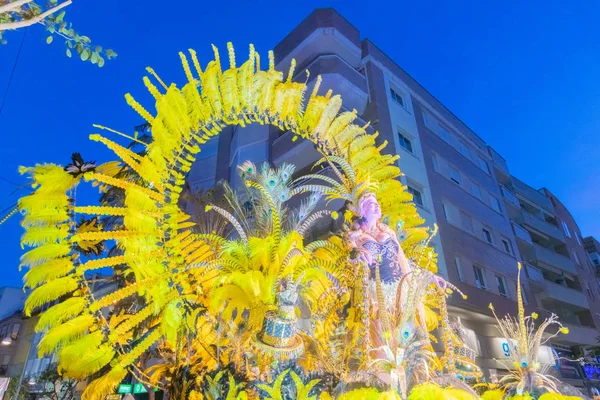 Gente vestida con disfraces en las calles de vinaros para celebrar el carnaval — Foto de Stock