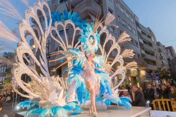 Gente vestida con disfraces en las calles de vinaros para celebrar el carnaval —  Fotos de Stock