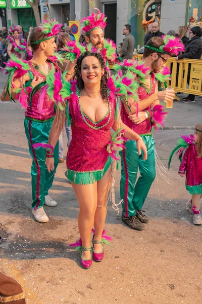 Mensen in kostuums in de straten van vinaros dressing om te vieren het carnaval — Stockfoto