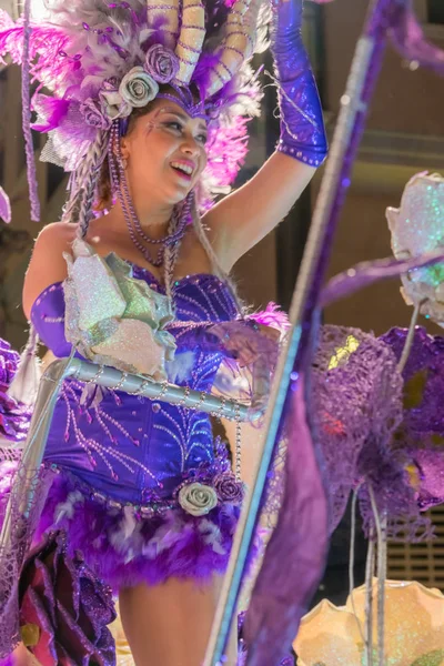 Pessoas vestindo trajes nas ruas de vinaros para celebrar o carnaval — Fotografia de Stock