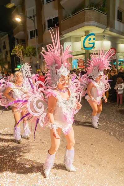Gente vestida con disfraces en las calles de vinaros para celebrar el carnaval — Foto de Stock