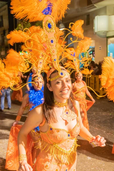 Menschen in Kostümen in den Straßen von Vinaros, um den Karneval zu feiern — Stockfoto