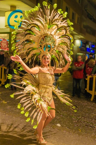 Люди одеваются в костюмы на улицах Винароса, чтобы отпраздновать карнавал — стоковое фото