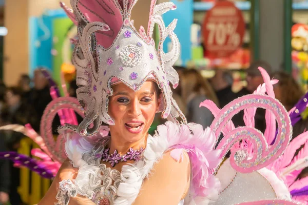 Pessoas vestindo trajes nas ruas de vinaros para celebrar o carnaval — Fotografia de Stock