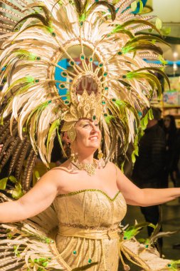 Karnaval kutlamak için insanlar vinaros, sokaklarında kostümleri giyinme