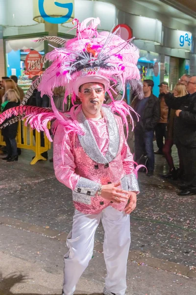 Ludzie ubieranie się w stroje na ulicach Vinarós z okazji karnawału — Zdjęcie stockowe