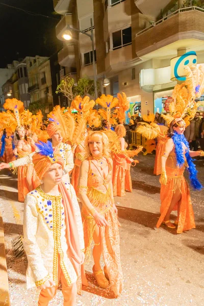 People dressing in costumes in the streets of vinaros to celebrate the carnival — Stock Photo, Image