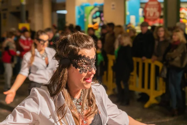 Gente vestida con disfraces en las calles de vinaros para celebrar el carnaval —  Fotos de Stock