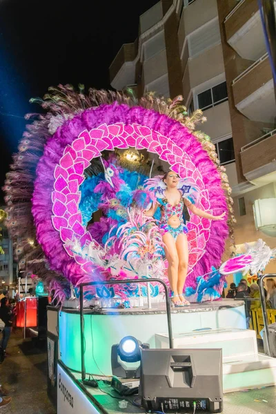 Pessoas vestindo trajes nas ruas de vinaros para celebrar o carnaval — Fotografia de Stock