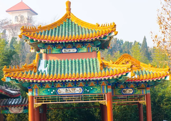 Παραδοσιακή Κινέζικη αρχιτεκτονική και περίπτερο στο συγκρότημα του ναού Νανσάν longkou πόλη στο βουνό Lushan, στην επαρχία Σαντόνγκ της Κίνας — Φωτογραφία Αρχείου