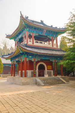 geleneksel Çin mimarisi ve karmaşık bir köşk