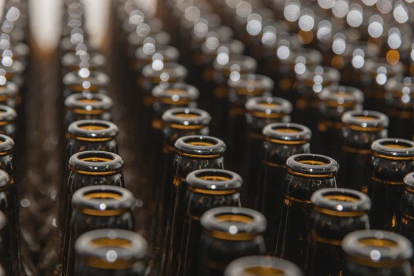 Abstracto muchas botellas de vidrio marrón — Foto de Stock