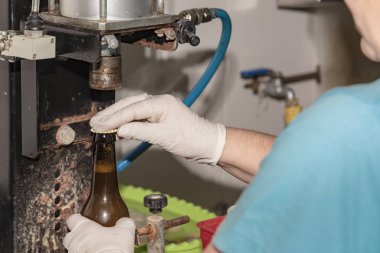 bir bira şişesi kapanış kadın 