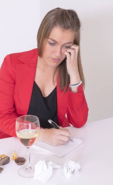 Kırmızı ve siyah elbise yazılı olarak genç kadın