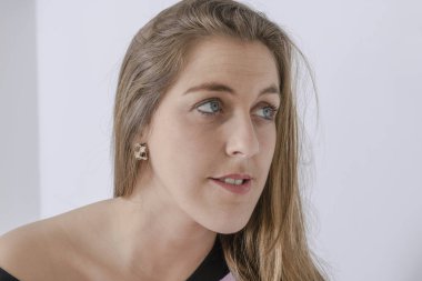 Genç bir kadının yakın çekimi. 