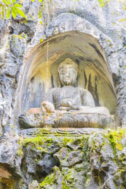 Hangzhou, Zhejiang, Çin - 16 Aralık 2018: Hangzhou Lingyin Tapınak rock kabarık heykeli. (Ruh geri çekilme Tapınağı) Çin'deki en büyük Budist tapınakları biri