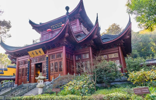Ancien bâtiment traditionnel chinois asiatique au temple Lingyin — Photo