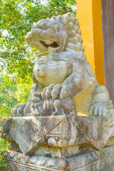사자 동상 앞에서의 전통적인 오래 된 중국 아시아 조각 — 스톡 사진