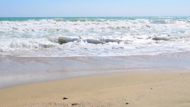au ralenti du bord de mer avec une vague douce en Méditerranée 