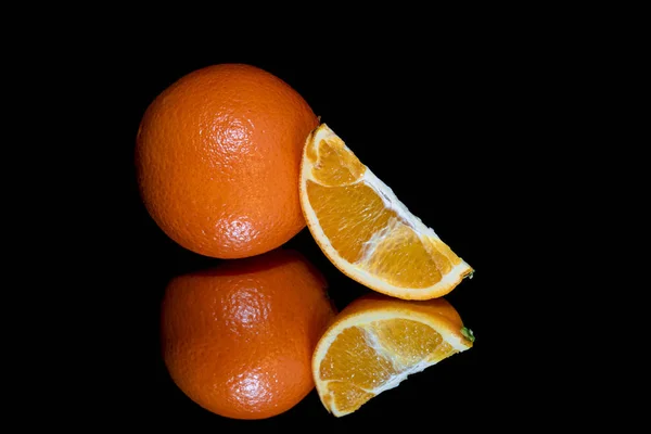 Naranja y rebanada aislada — Foto de Stock