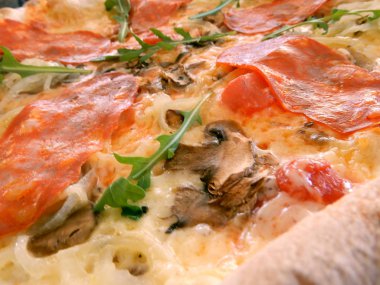 ev yapımı pizza chorizo ile 