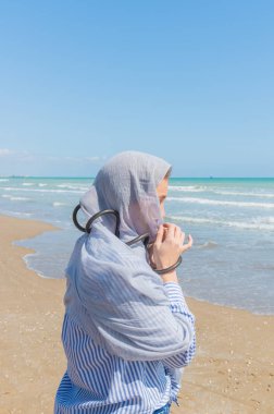 genç kadın bir kablo ile anti hırsızlık